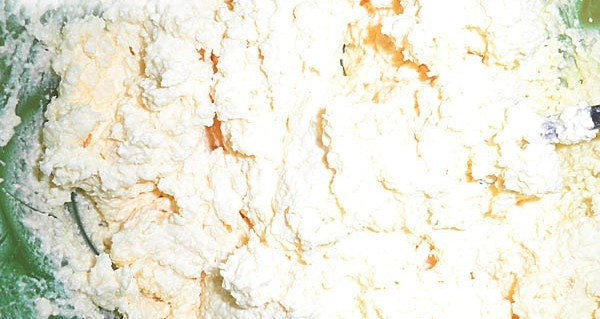 1. Этап. Вкусная запеканка творожная: Затем к творогу добавьте ванилин, соду и желтки. Массу перемешайте.