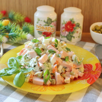 Салат с горошком, яйцами и колбасой