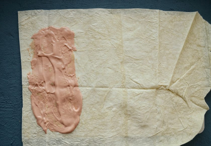 1. Этап. Постная шаурма: Разверните лаваш. Смажьте один край соусом из майонеза и кетчупа.