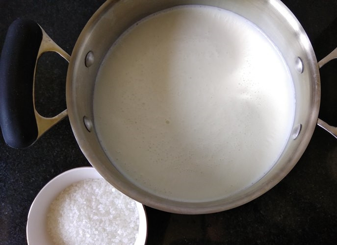 1. Этап. Десерт из фруктов и молока: 2. Молоко соедините с сахаром в кастрюльке и поставьте на огонь. После закипания уберите огонь до минимума и томите, пока молоко не уварится примерно в половину.