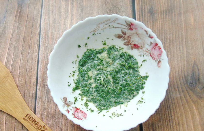 1. Этап. Отбивные в чесночно-укропном маринаде: Добавьте молоко и перемешайте маринад.