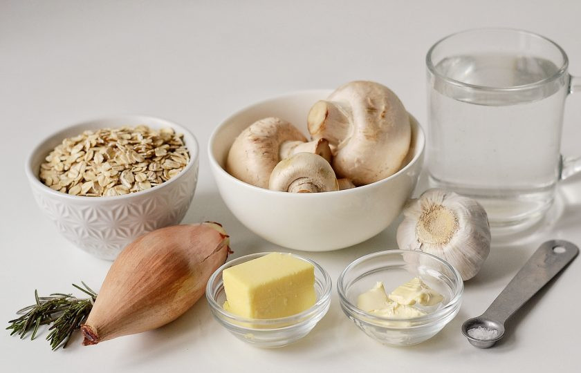 1. Этап. Овсянка с грибами: Подготовьте все ингредиенты.