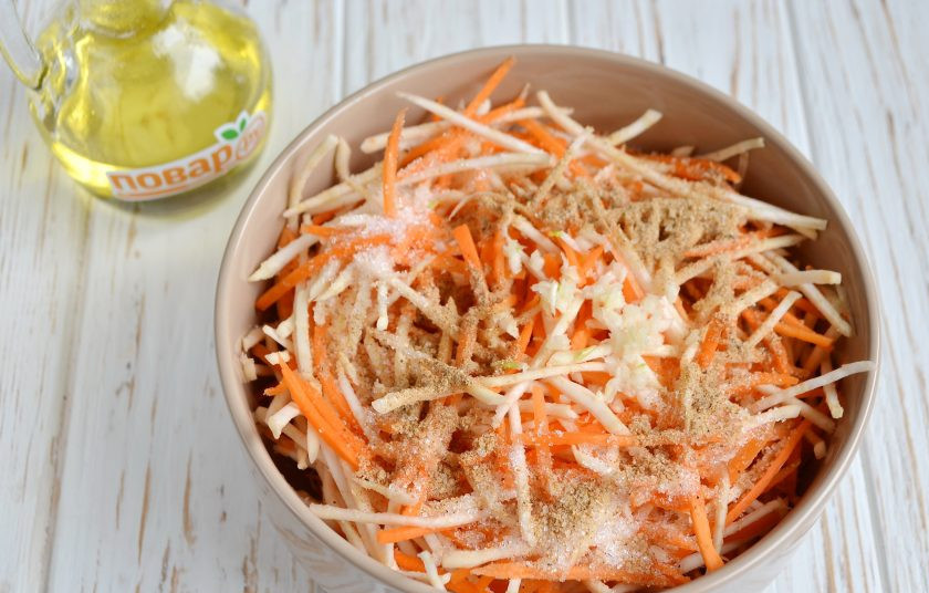 1. Этап. Салат с сельдереем: 4. Соедините сельдерей, морковь, рубленный чеснок, соль, сахар, уксус и специи для моркови по-корейски. Если в специях уже есть соль, тогда дополнительно ее не добавляйте.