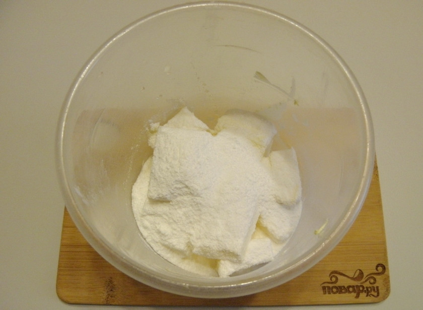 1. Этап. Песочное печенье с вареньем: Возьмите высокую тару для миксера, положите масло и сахарную пудру и взбивайте до однородного кремообразного состояния.