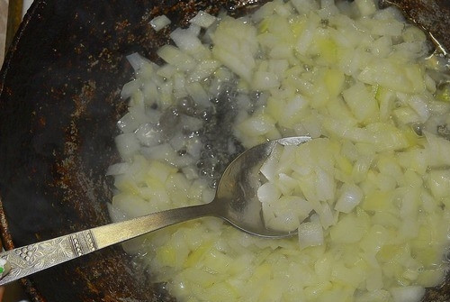 1. Этап. Французские макароны: Поставьте сковородку на плиту на средний огонь. Раскалите ее, влейте растительное масло. Лучок нарубите квадратиками. Пассеруйте его на сковороде. Он должен приобрести приятный золотистый оттенок.