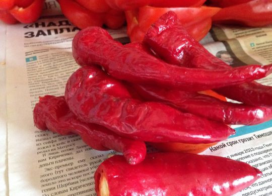 1. Этап. Аджика сырая на зиму: У горького перца удаляем плодоножки, но семена не вычищаем, ведь именно в них содержится основная горечь. Если же вам не нравится наличие семян в аджике, вы можете их удалить, но тогда вам следует добавить больше горького перца, чтобы аджика получилась достаточно острая.