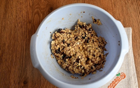 1. Этап. Батончики мюсли: Добавьте сгущенку, тщательно перемешайте.