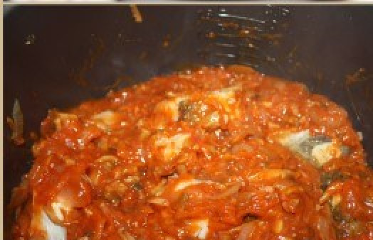 1. Этап. Рыба в томате в мультиварке: Погружаем кусочки рыбы в овощи. Делаем это аккуратно, что кусочки рыбы не разломались.