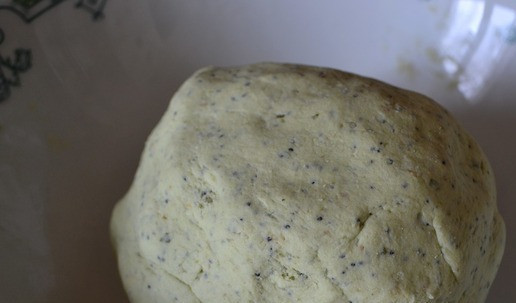 1. Этап. Печенье из авокадо без сахара: Замесить густое тесто из рисовой муки и получившейся смеси.