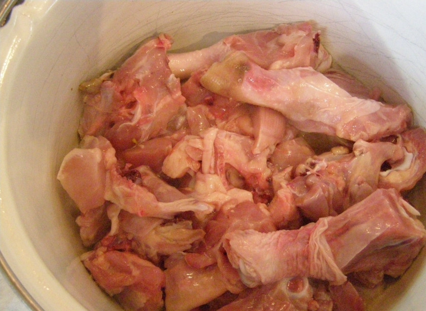 1. Этап. Чахохбили в мультиварке: 1. Курицу промоем под холодной водой, чистим, удаляем ненужные прожилки, кожу и перья. После чего разрезаем курицу на порционные куски небольшого размера.