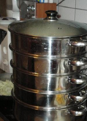 1. Этап. Узбекское блюдо Ханум: 4. Из этого количества продуктов получится 4 рулета. Варится ханум примерно 45-50 минут.