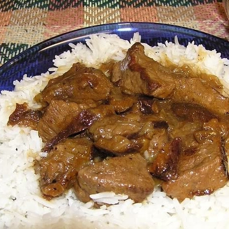 1. Этап. Говядина с черносливом: Даем блюду немного постоять под крышкой, после чего его можно подавать к столу. Хорошо сочетается с гарниром из риса. Приятного аппетита! :)