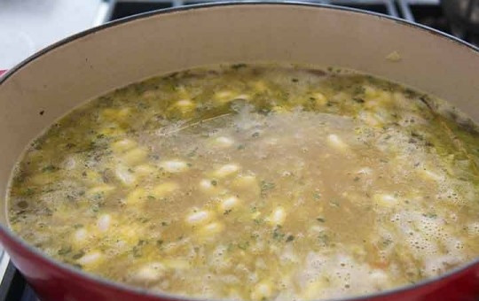 1. Этап. Зимний фасолевый суп: 4. Залейте все содержимое бульоном, доведите до кипения и варите все на слабом огне около 1 часа.