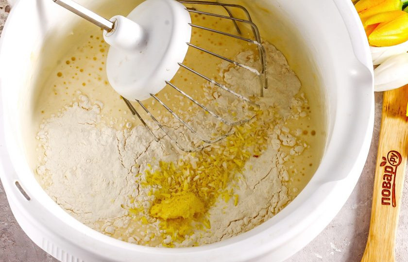 1. Этап. Кокосовый пирог с вишней: Всыпьте частями в яичную массу просеянную муку, кокосовую стружку любого цвета, разрыхлитель. Вмешайте сухие составляющие, получая тесто.