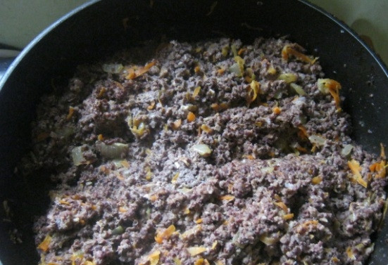 1. Этап. Начинка для пирожков из ливера: Добавьте в сковороду соль, перец и воду. Тушите начинку в течение 3-5 минут, перемешав.