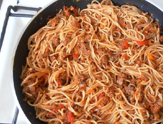 1. Этап. Паста с фаршем и помидорами: Можно просто подавать готовую пасту с фаршем и помидорами выложив сверху фарш на макароны, но я люблю все перемешать. Вот и все. Приятного аппетита!