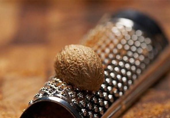 1. Этап. Пряный яблочный сидр: Мускатный орех потрите.