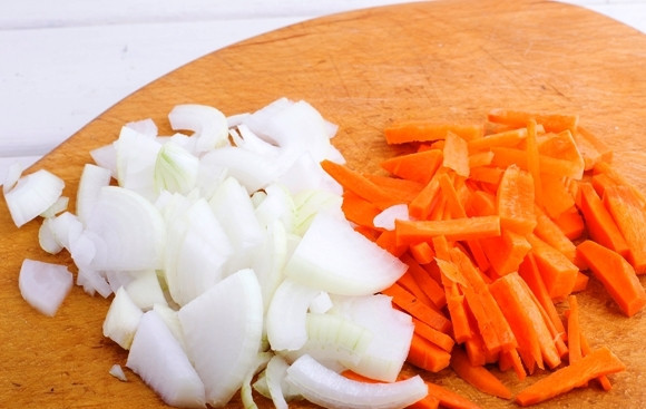 1. Этап. Кабачковая икра с морковкой: 4. Параллельно очистите лук и морковь, измельчите овощи по желанию.