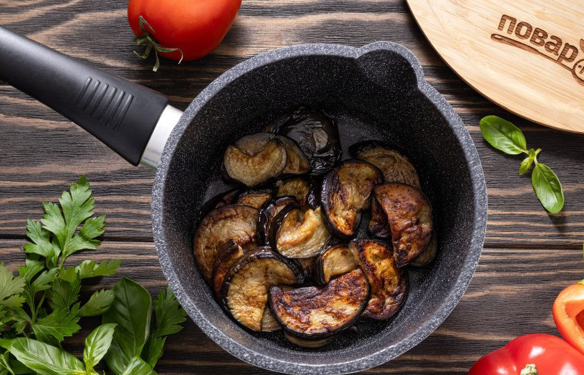 1. Этап. Аджапсандал с баклажаном и чесноком: Готовые баклажаны переложите в кастрюлю или сотейник с толстым дном.