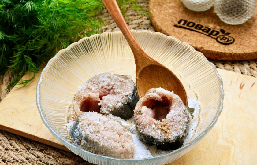 1. Этап. Скумбрия без рассола быстро в домашних условиях: Каждый кусочек скумбрии окуните в соль со специями, обваляйте со всех сторон.