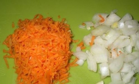 1. Этап. Рыбный суп из консервов с гречкой: 1. На крупной терке натрем морковь, порежем лук мелко.