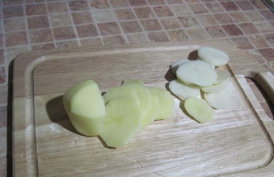 1. Этап. Мясо по-французски с фаршем: Очищенный картофель нарежьте тонкими кружками.