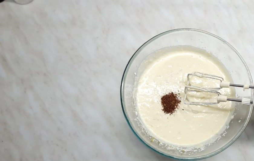 1. Этап. Простой кулич без дрожжей: 3. Добавьте цедру лимона, измельченный бадьян, экстракт ванили, ром (или коньяк) и соду, погашенную лимонным соком.