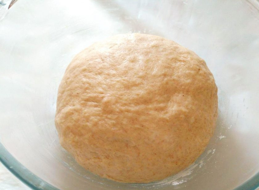 1. Этап. Сдобные булочки, прослоенные штрейзельной крошкой: Сформируйте шар из получившегося мягкого теста и поместите его в тёплое место на 20-30 минут.