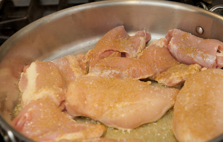 1. Этап. Куриное филе в чесночном соусе: Разогрейте на среднем огне в сковороде немного оливкового масла и выложите филе, приправив его немного тмином.