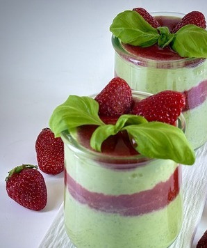 1. Этап. Десерт из йогурта с базиликом и клубникой: Разлить по стаканчикам, чередуя базиликовый йогурт, клубничный соус, заканчивая базиликовым йогуртом. Украсить клубникой и листьями базилика и сразу подавать.
