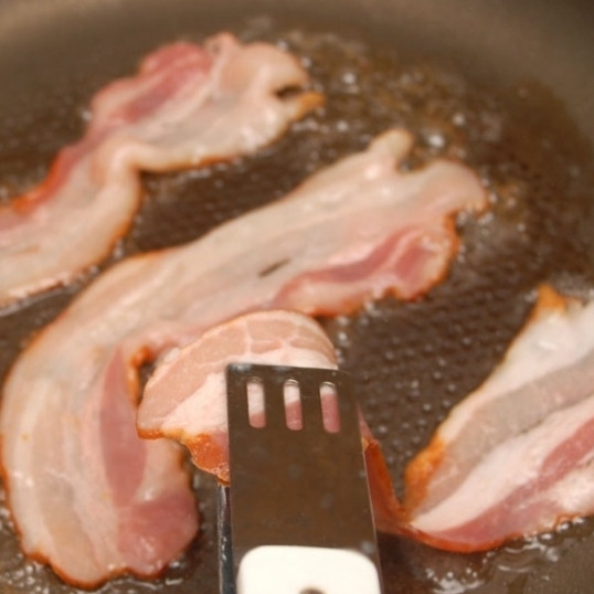 1. Этап. Жареный бекон: На горячую сковороду положите ломтики бекона.