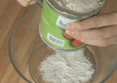 1. Этап. Наполеон со сгущенкой: Просеиваем в миску муку. Сначала возьмем 2 стакана, потом, если понадобится, добавим.