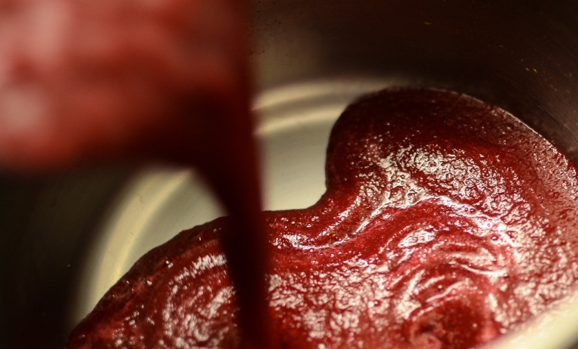 1. Этап. Суп-пюре из свеклы: Вылейте полученную массу в кастрюлю и доведите до кипения.