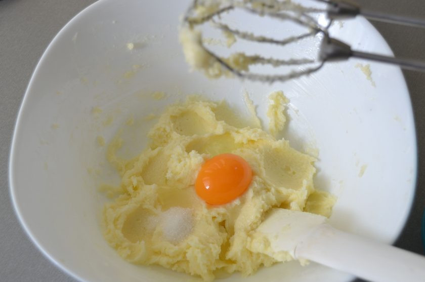 1. Этап. Бретонское песочное тесто: Добавьте к маслу с сахаром яичный желток, ваниль (или ванильный сахар) и еще раз взбейте.