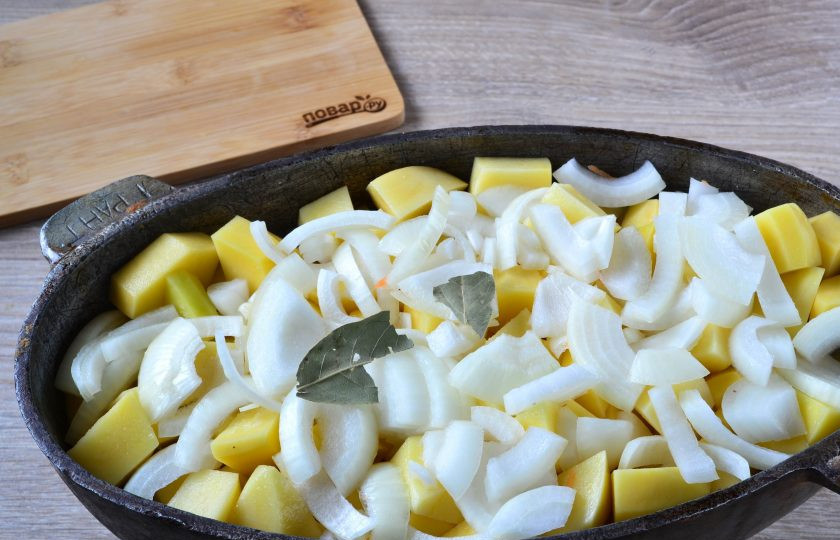 1. Этап. Жаркое из гуся: 8. Затем выложите лук, положите пару листиков лаврового листа.