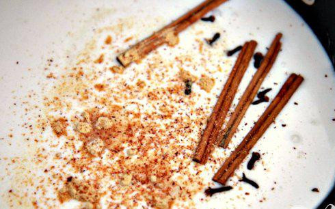 1. Этап. Рисовый десерт с изюмом: 2. За двадцать минут до готовности риса, смешать 4½ чашки кокосового молока, соль, корицу, имбирь, гвоздику и мускатный орех в средней кастрюле. Довести до кипения на сильном огне. Уменьшить огонь до среднего, накрыть крышкой и кипятить 15 минут.