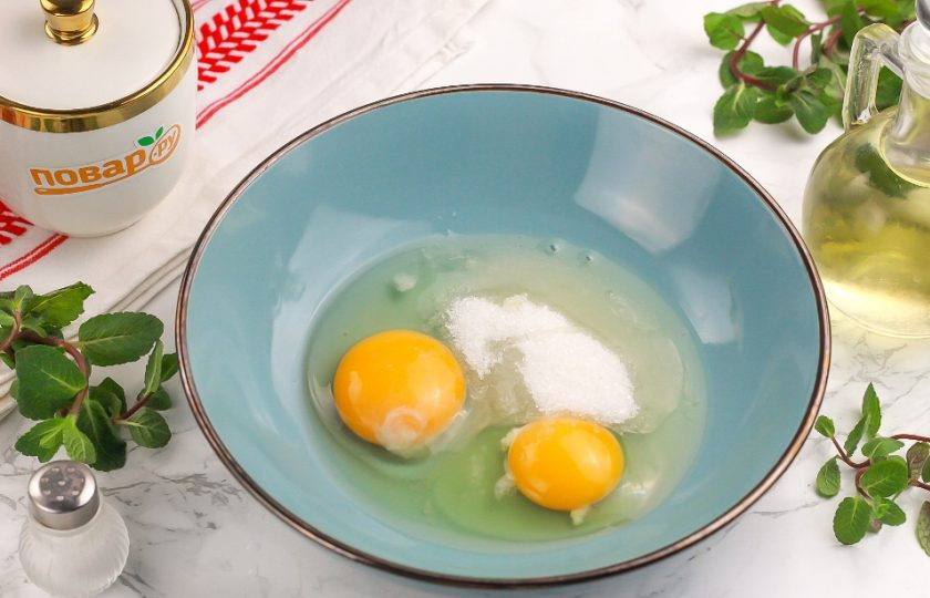 1. Этап. Обычные блины на молоке: Вбейте куриные яйца в миску или салатник, всыпьте сахар и соль. На этом этапе можно добавить различные сладкие специи, пряности или натертую цитрусовую цедру.