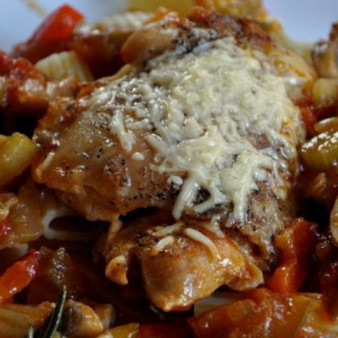 Курица кусочками с овощами в духовке