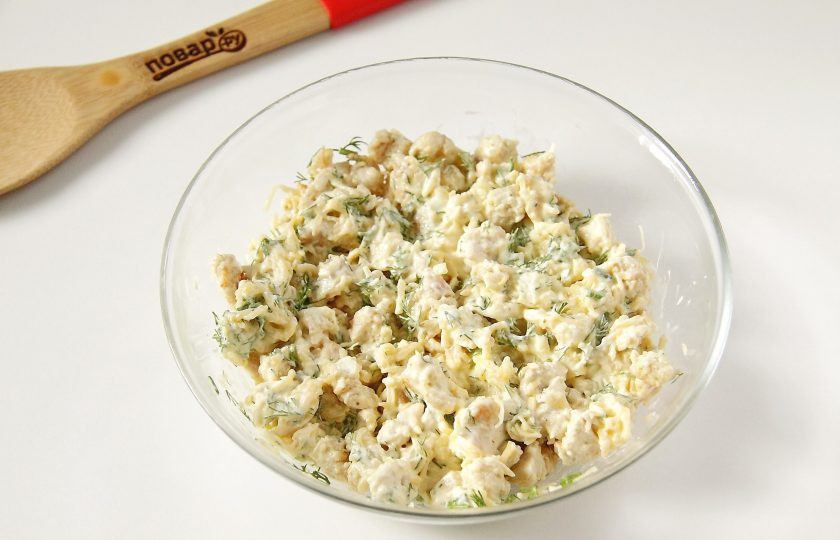 1. Этап. Запеченные тарталетки с курицей: Добавьте майонез и все хорошо перемешайте.