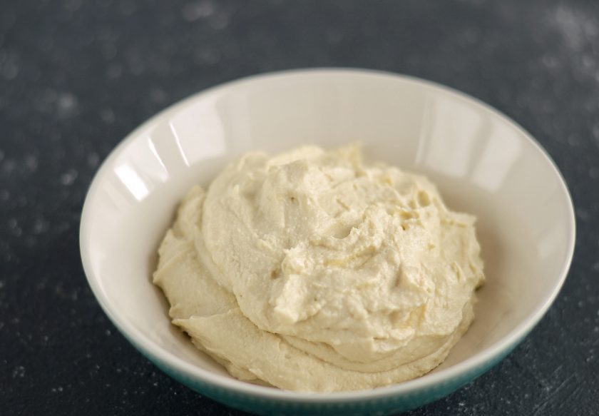 1. Этап. Запеканка без творога: Измельчите в блендере все ингредиенты кроме ягод.