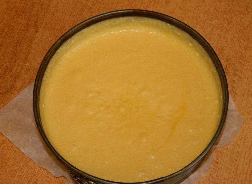 1. Этап. Торт с подтеками: Вылейте тесто в форму для выпечки (22см) и поставьте в духовку, разогретую до 180 градусов, на 40-50 минут.