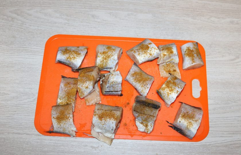 1. Этап. Минтай на пару в мультиварке: Посолите, посыпьте специями для рыбы.