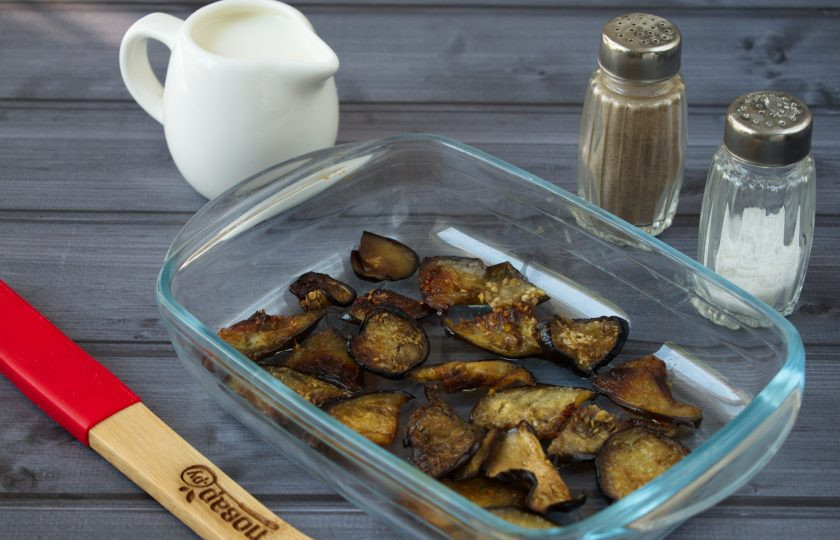 1. Этап. Суп томатный: 2. Баклажан нарежьте тонкими ломтиками, разложите на противне, брызните маслом, посолите, поперчите по вкусу. Поставьте запекаться в духовку на 15 минут при 200 градусах.