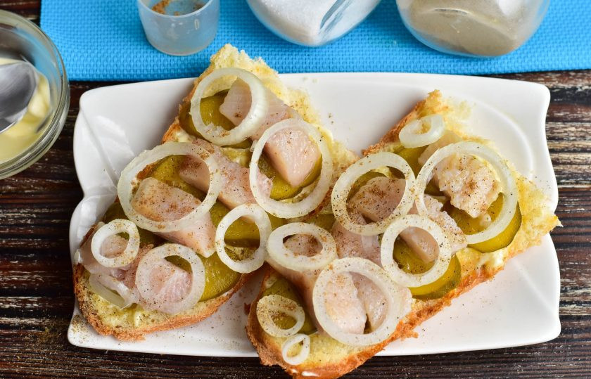 1. Этап. Голландские бутерброды с селедкой на багете: Посыпьте бутерброды сверху черным молотым перцем и кориандром.