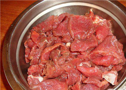 1. Этап. Сыровяленая колбаса: Мясо и сало промыть и обсушить тканевым полотенцем. Нарезать ломтиками не больше 1 см. толщиной, уложить в миску, посолить 1 ст.л с горкой крупной солью, перец черный молотый, 