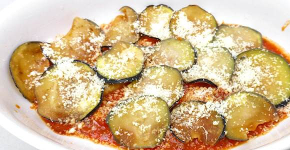 1. Этап. Баклажаны, жаренные в панировке: 8. Налить соус в форму и сверху выложить баклажаны. Присыпать сыром и можно подавать к столу. Еще один вариант, как сделать баклажаны, жареные в панировке более аппетитными - это отправить форму в разогретую духовку буквально на 5-7 минут.