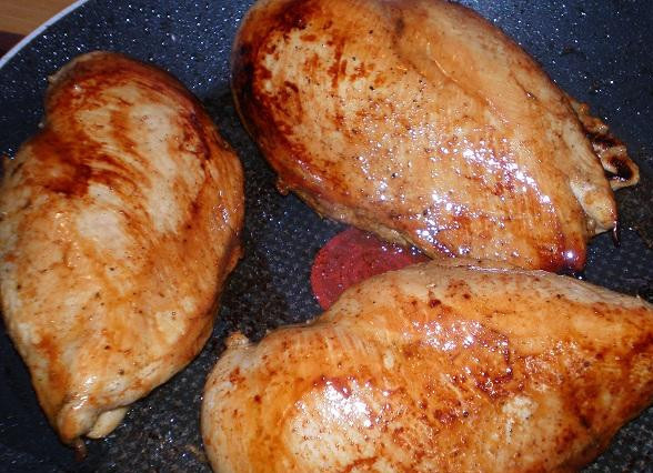 1. Этап. Копченая куриная грудка: 3. Промаринованные грудки обсушить полотенцем и обжарить на сильном огне буквально по 2 минуты с каждой стороны. Мясо должно обжариться только сверху, а внутри остаться мягким. В этом случае грудки не пересушатся.