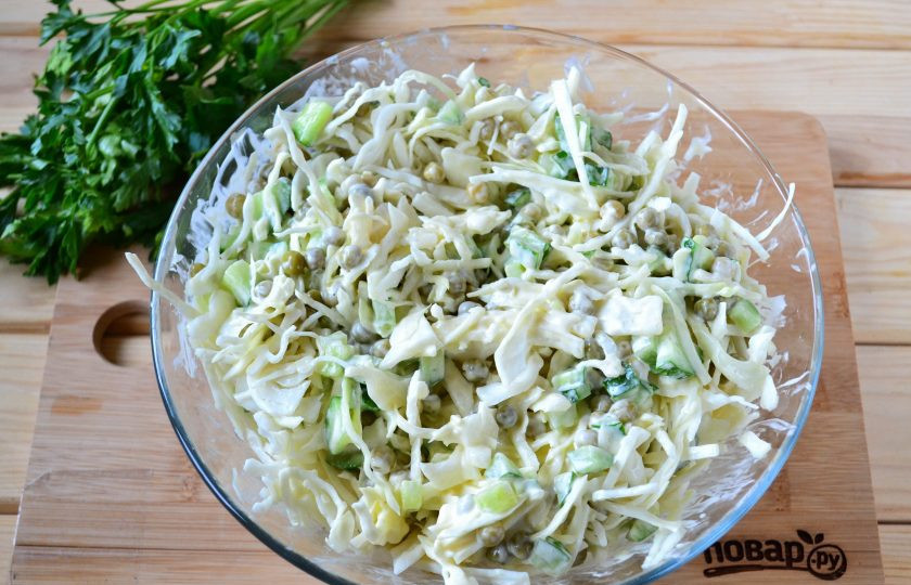 1. Этап. Салат из капусты, огурца и горошка: Заправьте салат майонезом, посолите по вкусу.