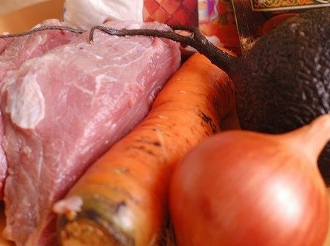 1. Этап. Говядина, тушеная с редькой: 1. Наш небольшой набор ингредиентов - мясо и 3 овоща.