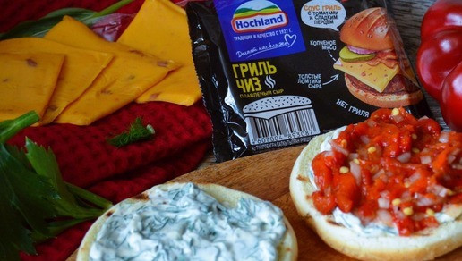 1. Этап. Бургер Пестрая осень: Нижнюю часть булочки смазать майонезным соусом ( 1 ч. л.), положить 1 ст. л. перечной массы.